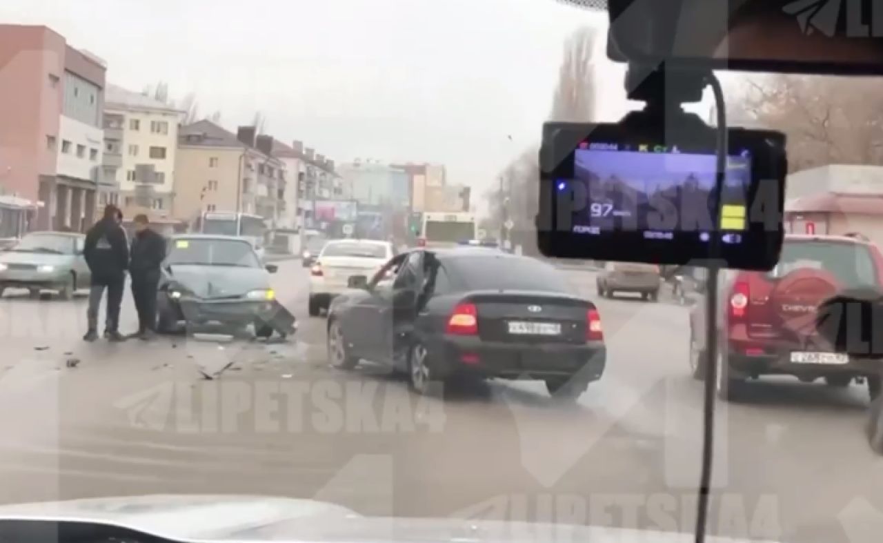 В Липецке ДТП частично заблокировало улицу Зои Космодемьянской