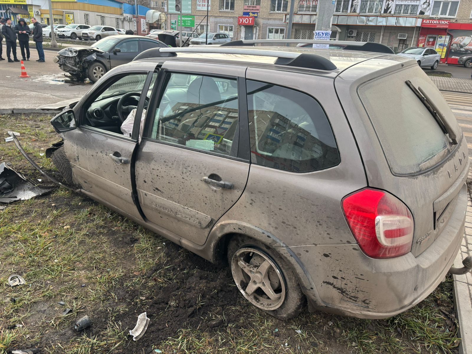 В Ельце автомобиль вылетел на газон