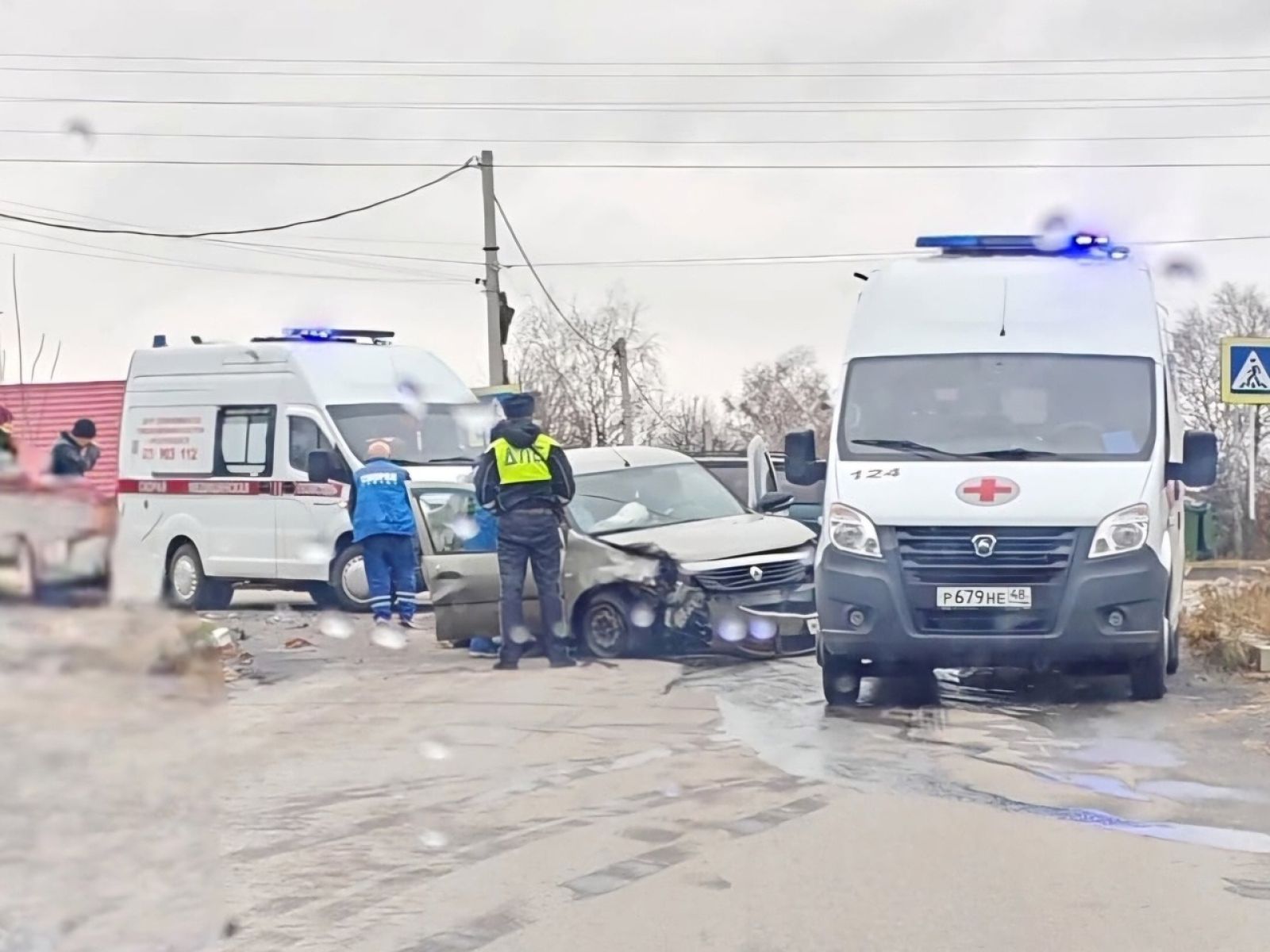 В Задонске в ДТП смяло иномарку