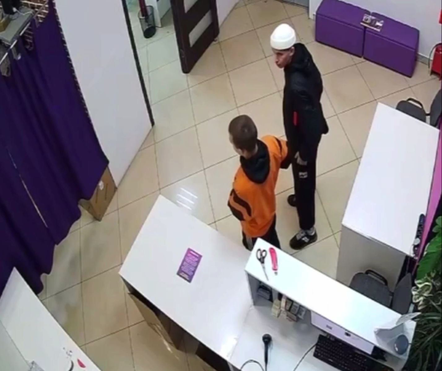 В Липецке подростки обчистили пункт Wildberries