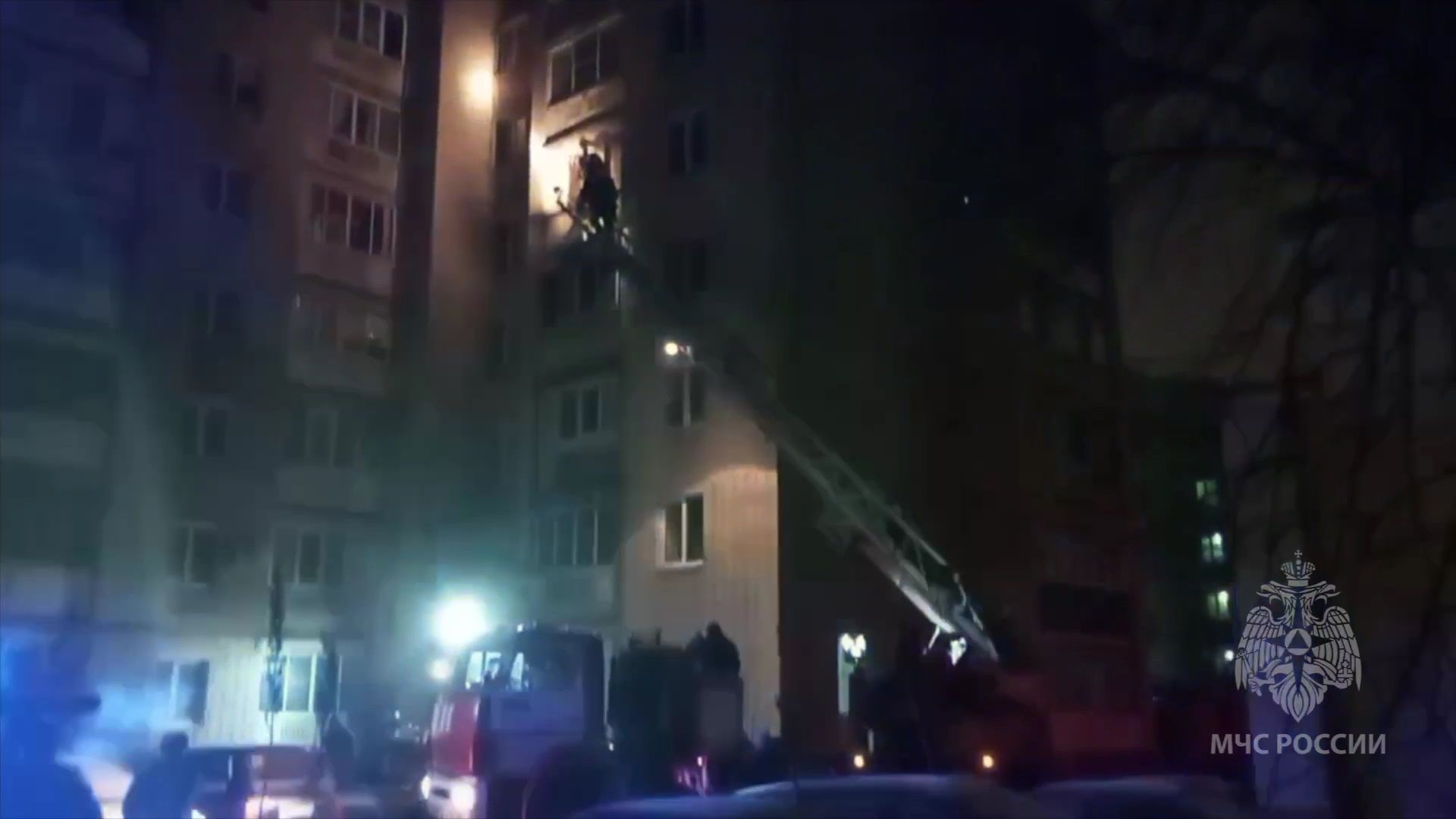 Липецкие огнеборцы вытащили из горящей квартиры женщину