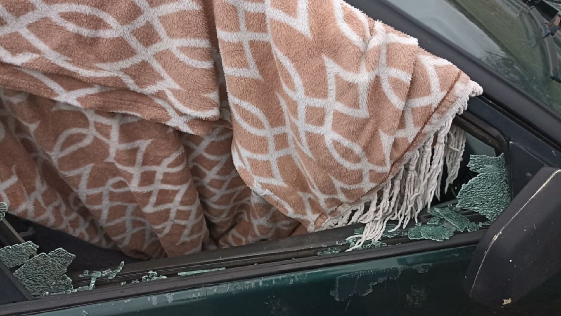 Под Липецком подростки напали на чужую машину с кирпичом