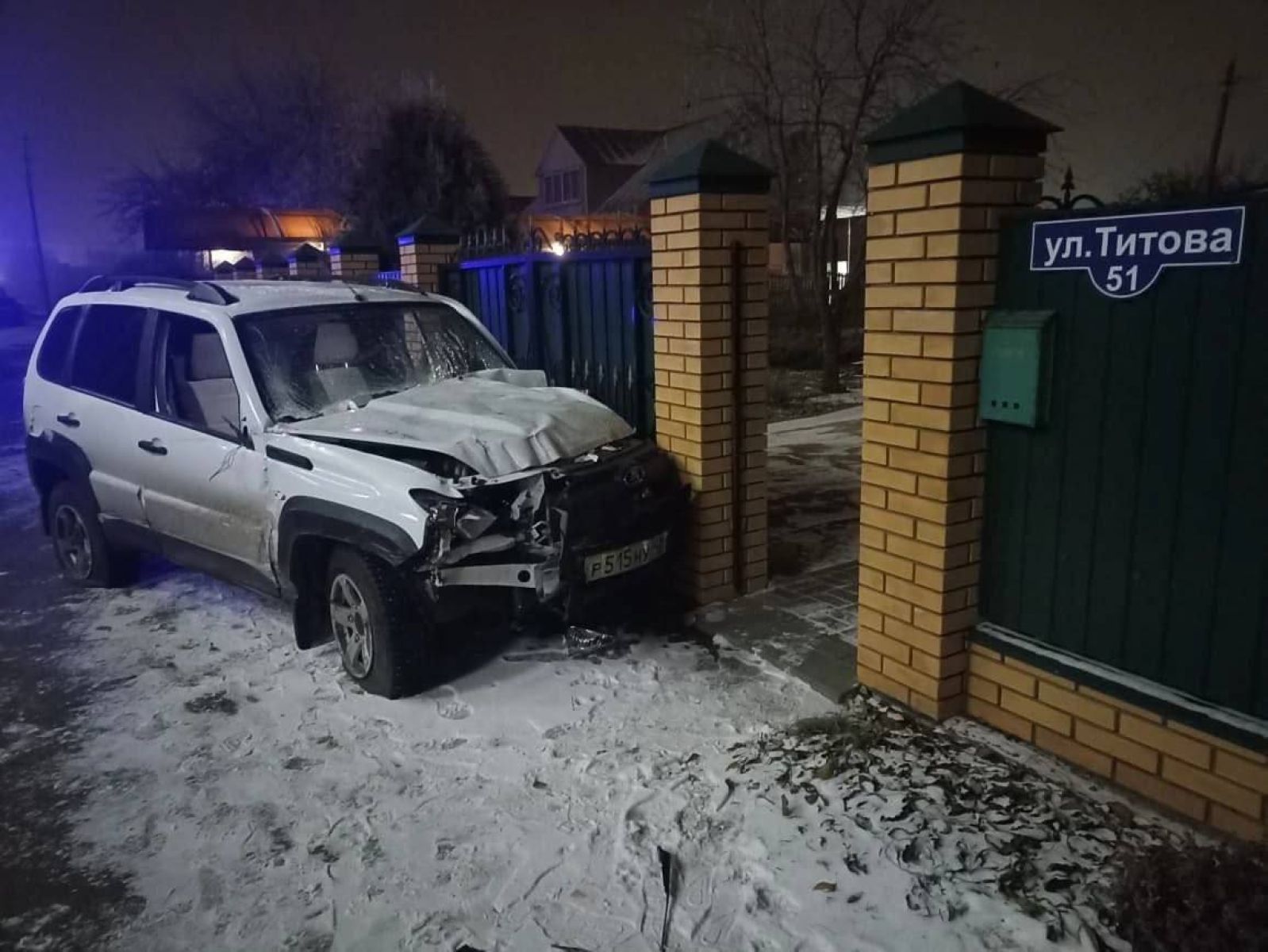 Пьяный водитель на «Шевроле Нива» снёс забор жилого дома в липецком селе