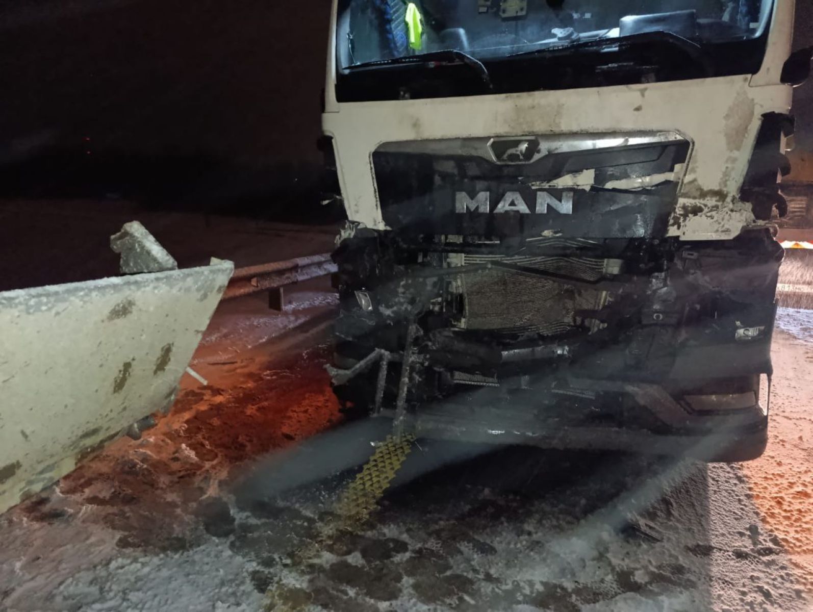 В страшном ДТП с участием трёх грузовиков на трассе «Дон» в Липецкой области пострадал водитель фуры