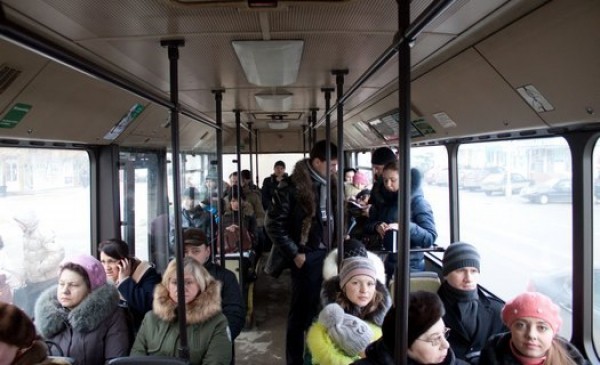 Ералаш в автобусе. Люди в троллейбусе зимой. Школьника высадили из маршрутки. Люди в автобусе зимой. Еду на автобусе зимой.