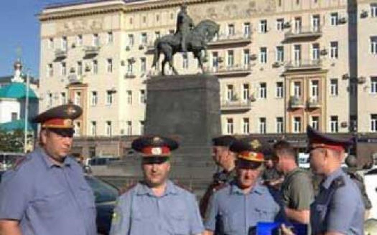 Напротив полиции
