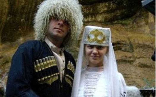 Похищение невесты 23 глава. Осетинский костюм жениха. Чеченский наряд только мужской костюм чеченский. Чеченские костюмы Свадебные на свадьбу жениха. Костюм отца жениха в Дагестане национальный.