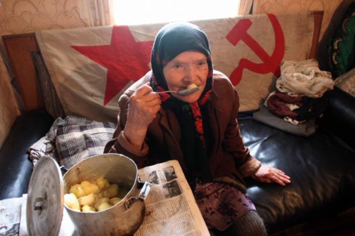 Как и сто лет назад, основным продуктом питания россиян по-прежнему остаётся  такая дешёвая и сытная картошка