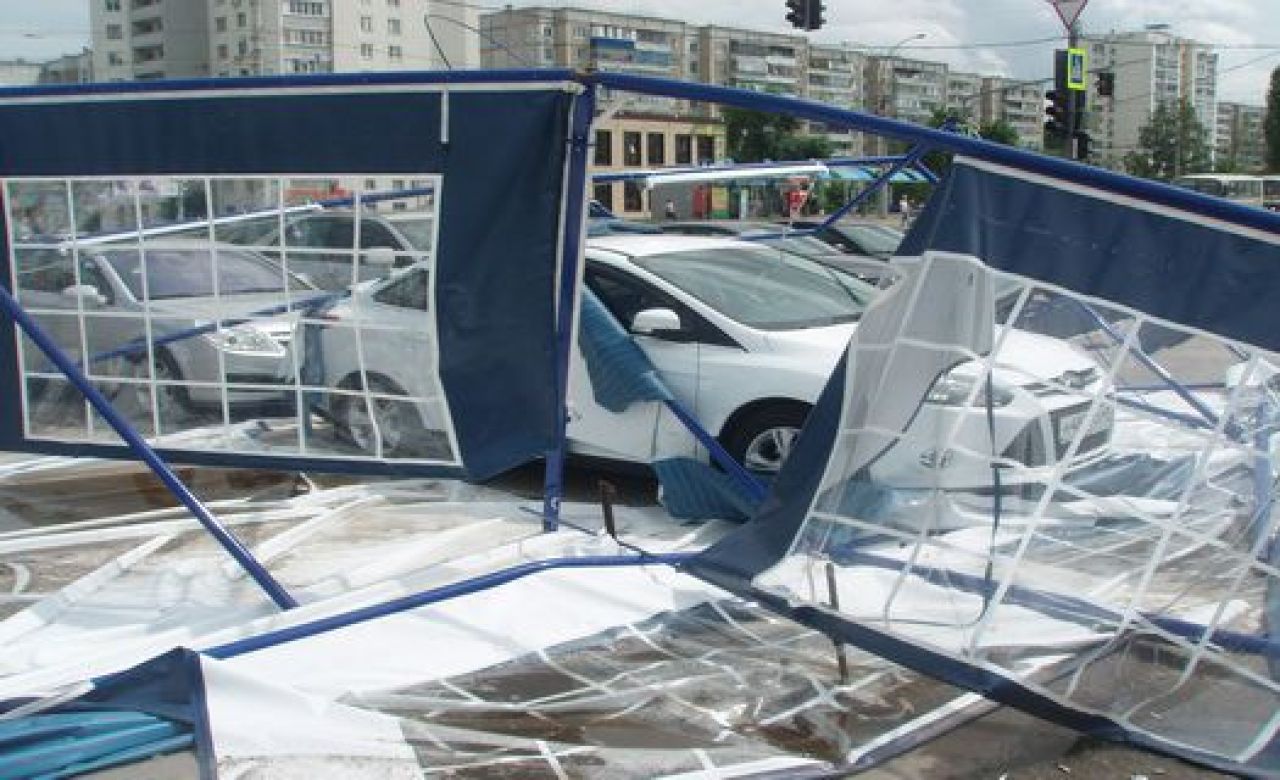 Обломки конструкции по ул. Стаханова