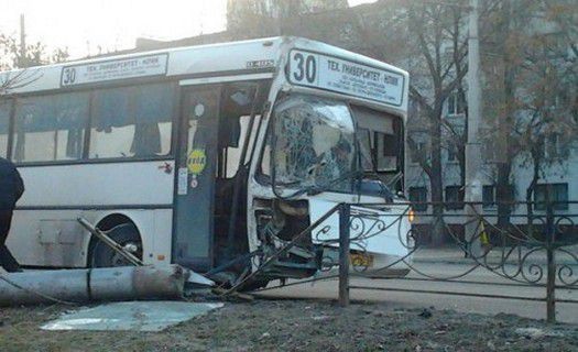 Маршрут 19 автобуса елец. Автобус в Ельце сбил женщину. Автобусы Елец. Автобус сбил столб на Свободном. Елец Белгород автобус фото.