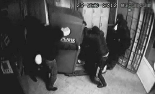 Как украли банкомат из магазина в Липецке (видеозапись камеры наблюдения)