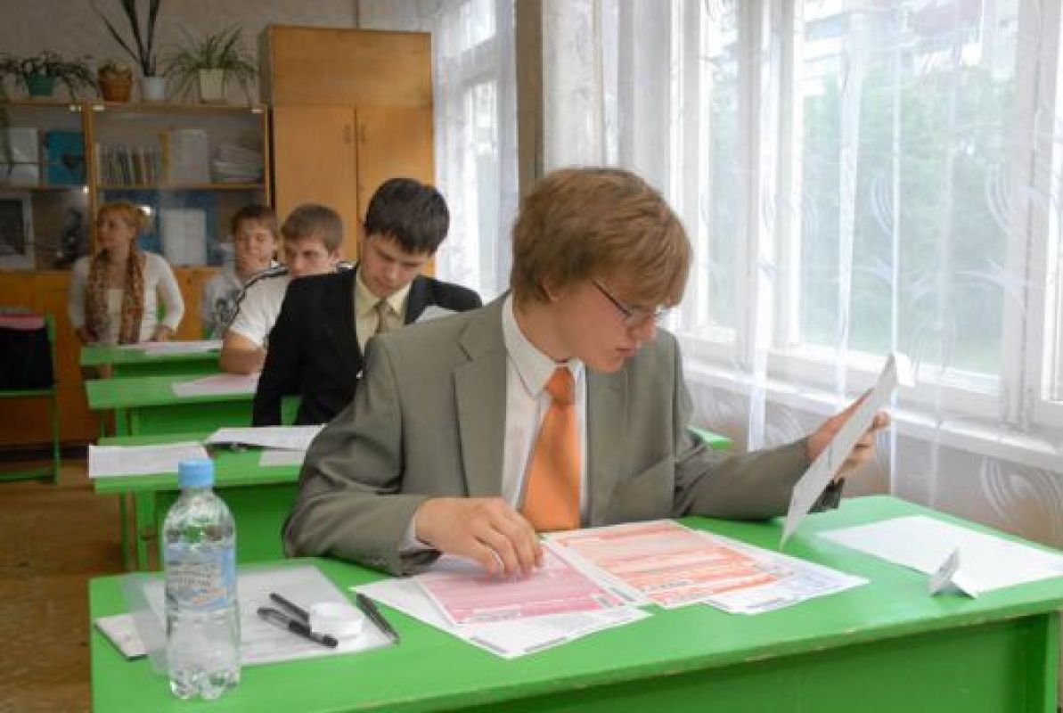 2013 год — последний, когда вузы будут учитывать только результаты ЕГЭ. Уже в следующем году приёмные комиссии будут оценивать учебные достижения в целом — либо это средний балл аттестата, либо портфолио, фиксирующее победы в олимпиадах