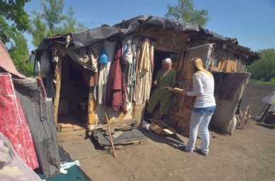88-летняя женщина 10 лет живёт в курятнике