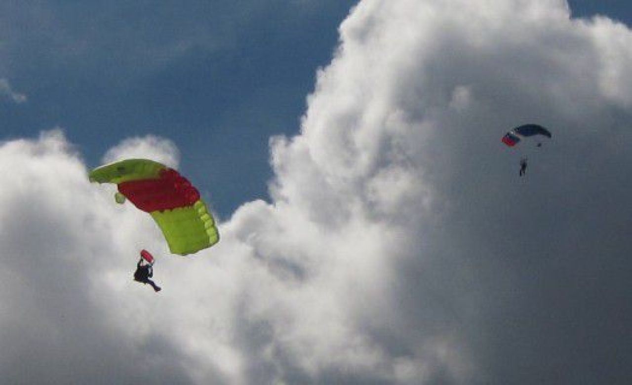 В Липецке на показательных выступлениях парашютист повредил ногу