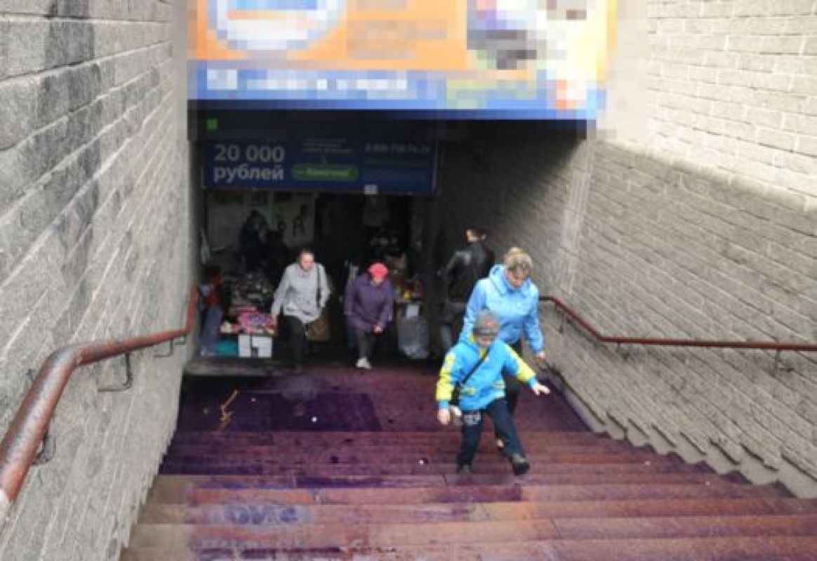 Ребятню яркие ступени позабавили, как будто это для них и делалось