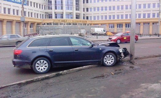 Ауди врезалась. Ауди врезалась. Разбитая красная ауди морда. Ауди врезалась. Разбитый рс6.