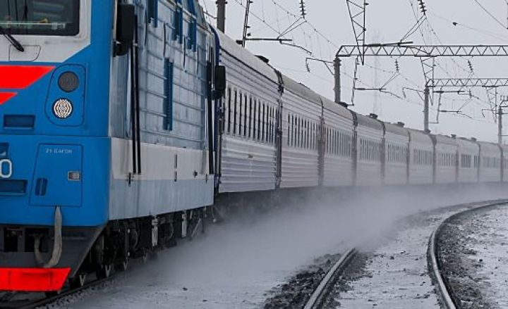 ладожский вокзал перрон. поезд переносится. ретро поезд сортавала. ладожский вокзал перрон фото. электровоз эп1м 754.