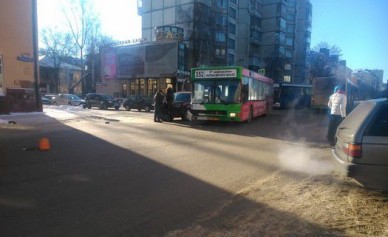 В Липецке на перекрестке Пушкина и Советской столкнулись автобус и внедорожник