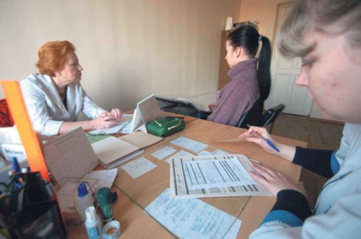 Если заболели, с визитом к врачу не тяните — лёгкая простуда может обернуться серьёзными осложнениями