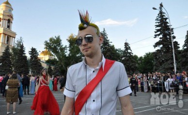 Липчанин пришел на выпускной с игуаной на голове