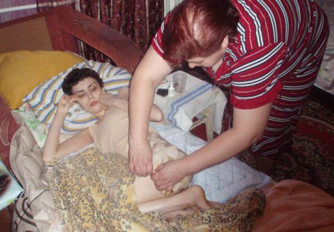 Света без помощи почти не может двигаться, но шансы  улучшить ситуацию есть — это операция, на которую пока нет денег