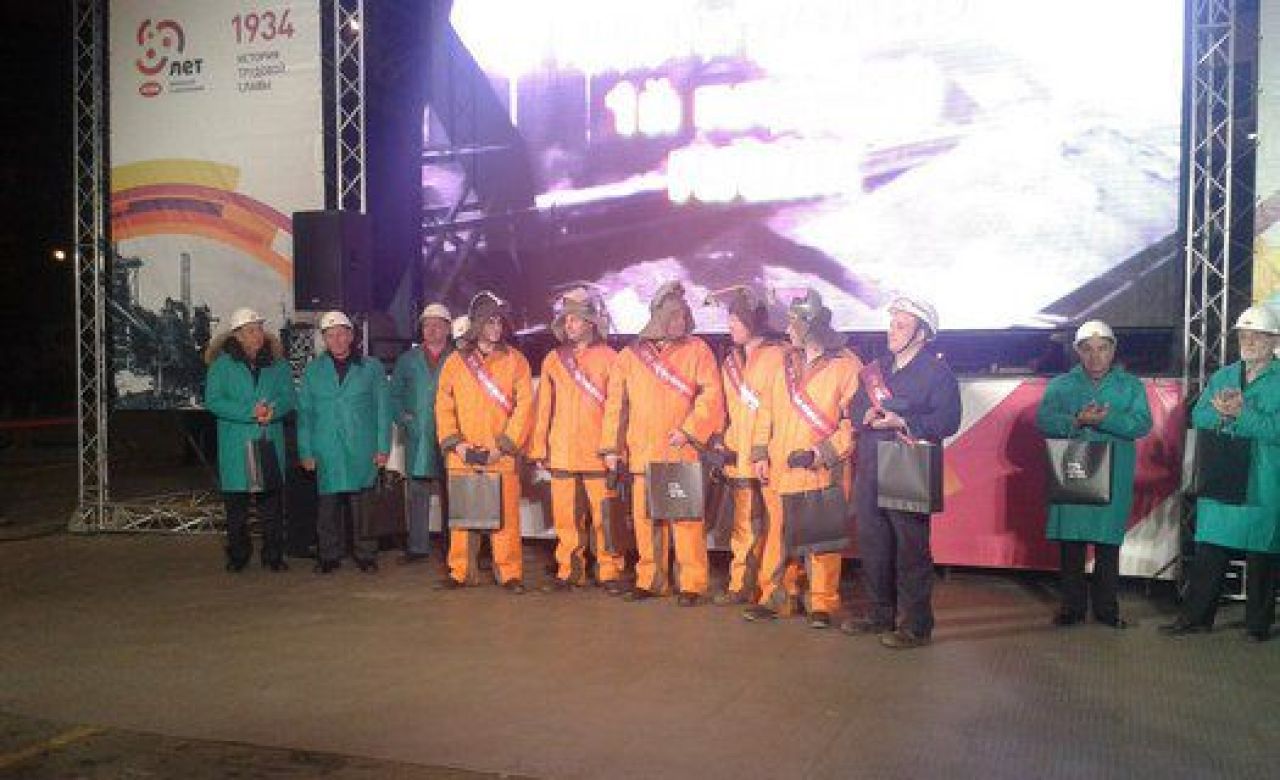 НЛМК отметил 80-летие плавкой чугуна и открытием памятника металлургу