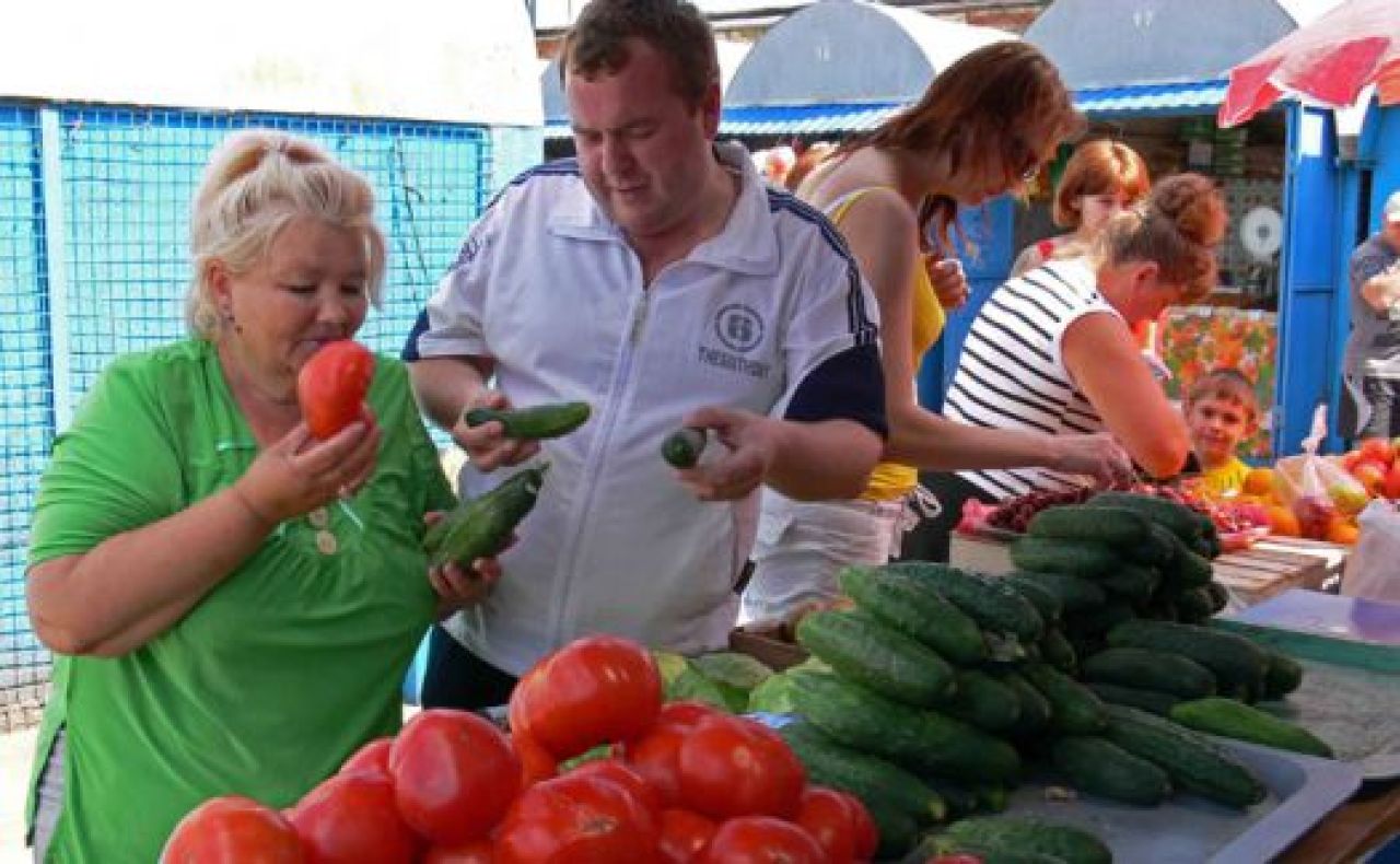 На всех желающих сезонных овощей всё равно не хватает, а недостаток восполняется ГМО-продукцией