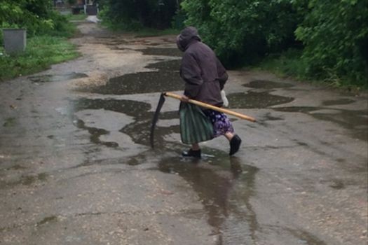 Бабка с топором. Злая бабушка на улице.