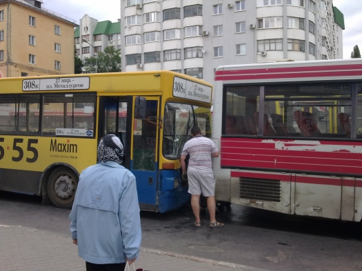 В Липецке на остановке столкнулись маршрутки № 308к и 351