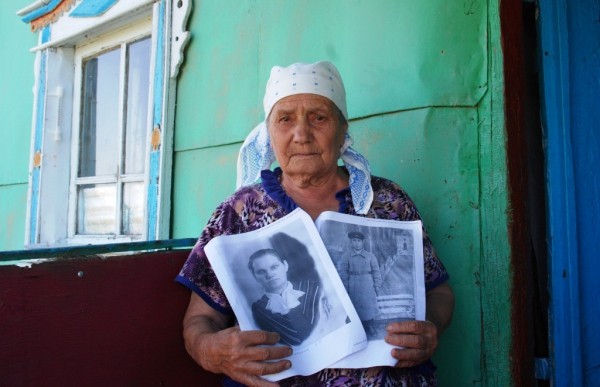 Александра Васильевна Бодрых  с фотографиями родителей