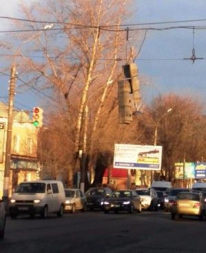 Ветер сорвал светофоры на ул. 45 Стрелковой дивизии. Фото из соцсетей.