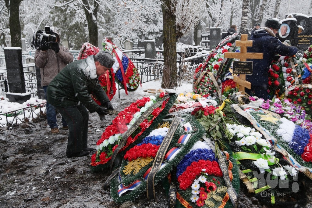 Где похоронен летчик. Могила Олега Пешкова. Похороны летчика погибшего в Сирии Олега Пешкова.