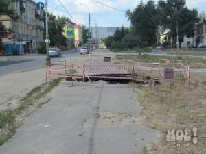 Из-за прорыва трубы обвалился асфальт