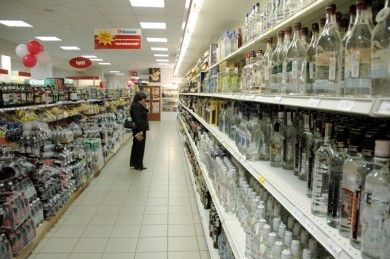 В Липецке полицейские поймали кассира, продавшую алкоголь подростку