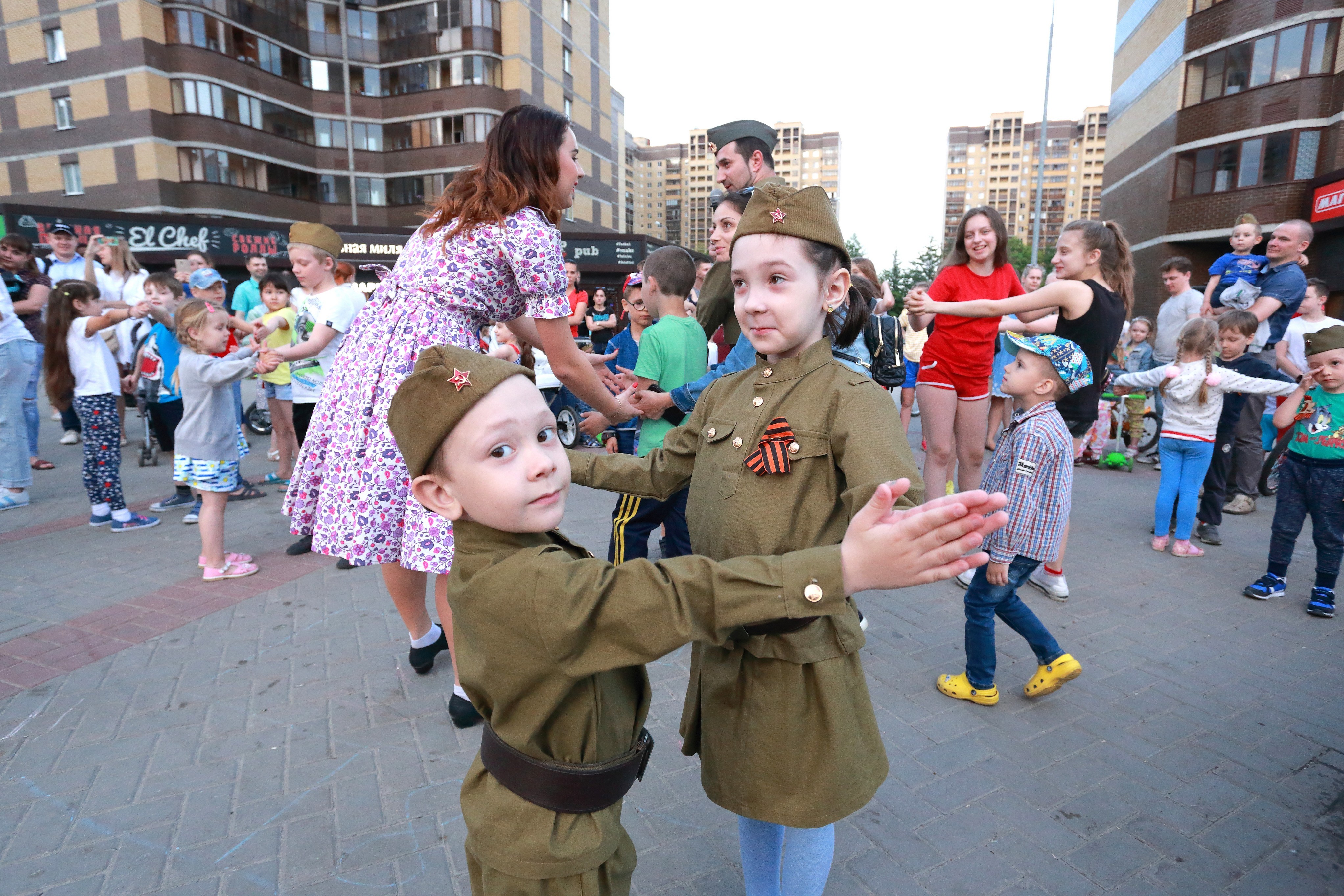 Мир без войны танец в детском. Детское платье на день Победы. Вальс Победы дети. Военный танец для детей к 9 мая.