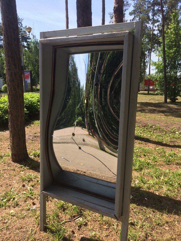 Почему зеркало кривое. Зеркала в парках. Кривые зеркала. Кривое зеркало. Зеркало в парке.