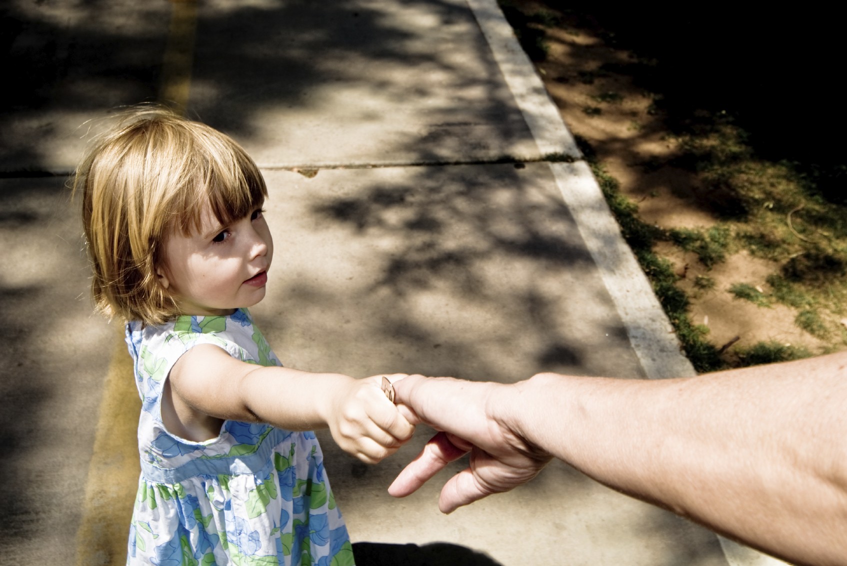 Попроси родителя помочь. Рука маленькой девочки. Разлука с ребенком. Ненужный ребенок. Ребенок протягивает руку.