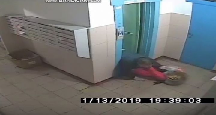 Пацана Размазало В Лифте