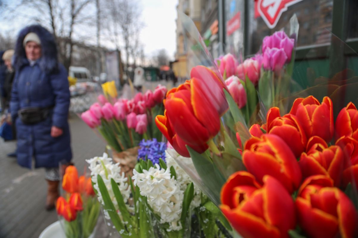 Сколько зарабатывают на тюльпанах. Торговля цветами на улице. Уличная торговля тюльпанами. Тюльпаны на рынке.