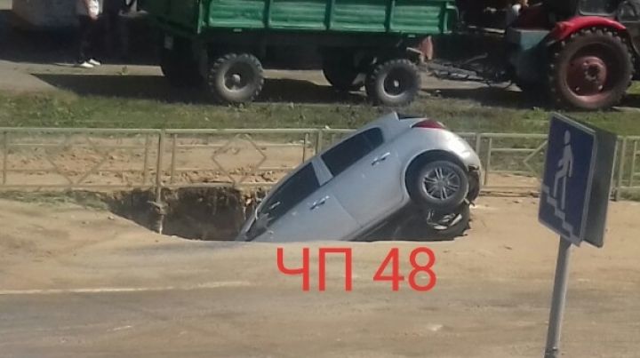 машина провалилась под асфальт. филипповский переулок провалилась машина. где в липецке провалилась машина. провалился асфальт в липецке. калинина провалилась машина с прицепом.