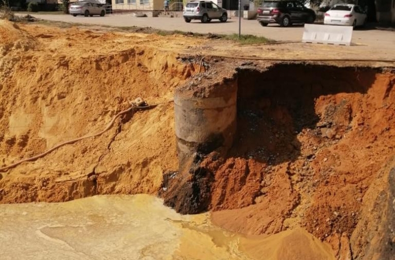 На реконструируемом проспекте Победы лопнула водонапорная труба ...