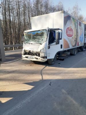 На трассе под Липецком столкнулись три грузовика