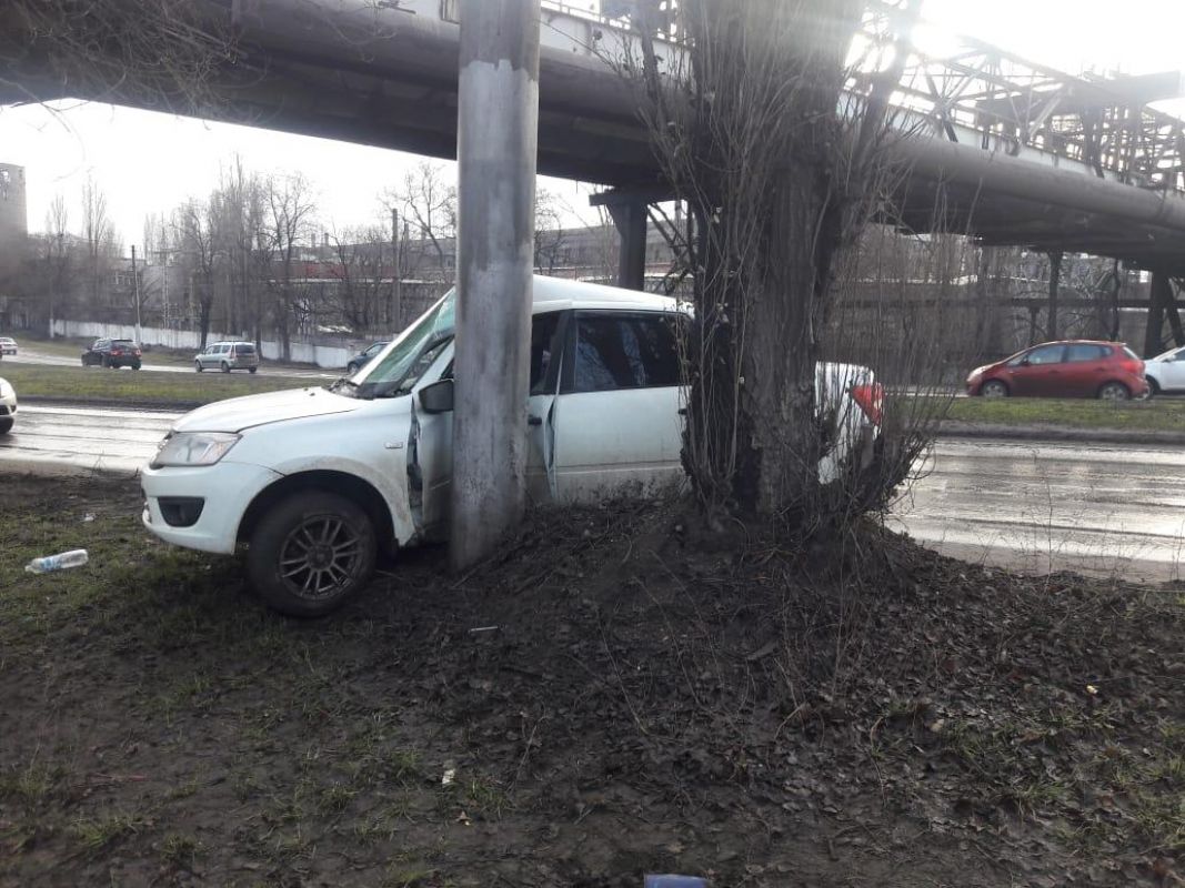 Во время сильного гололеда водитель машины не справился с управлением и врезался в забор
