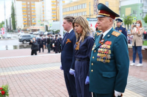 Руководители города на площади Героев 