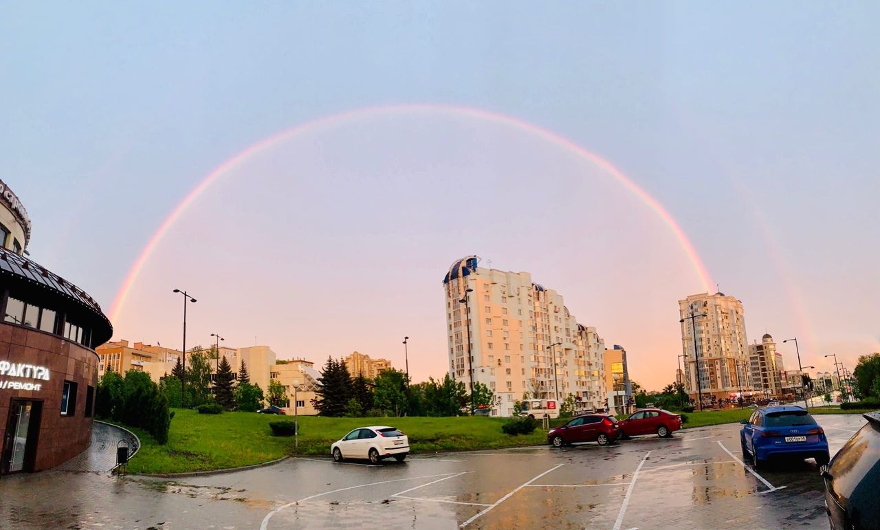 Фото радуги в городе